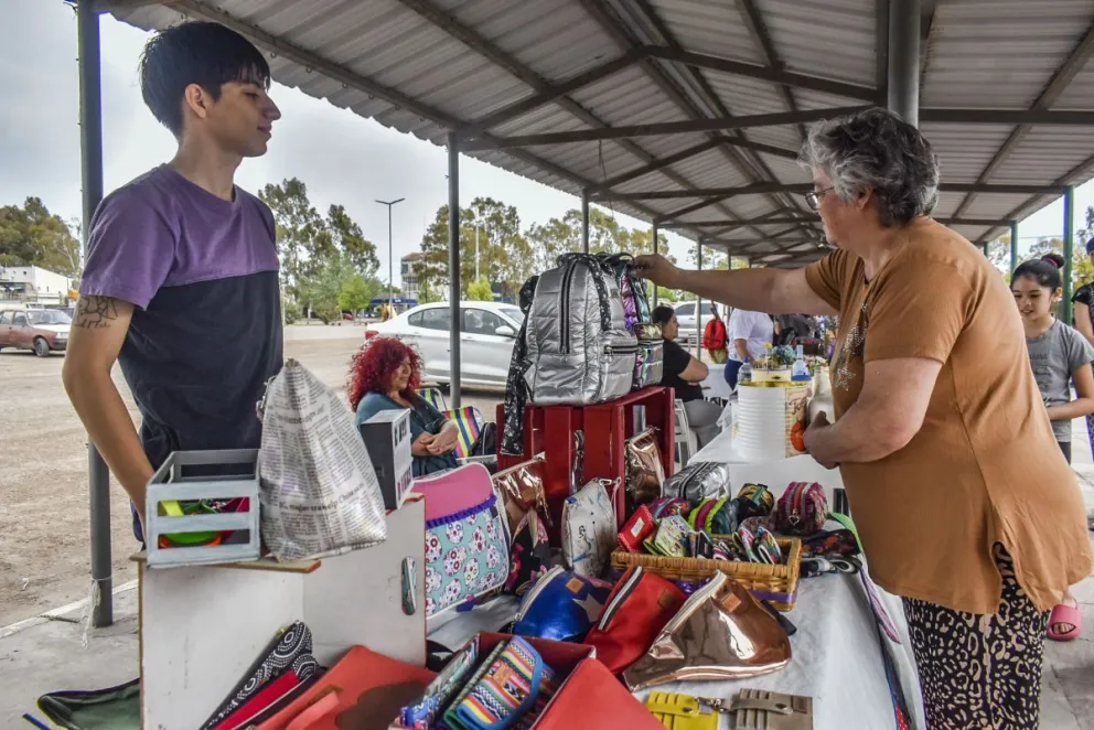 La Feria de Artesanos debutó con gran acompañamiento de vecinos en una tarde primaveral