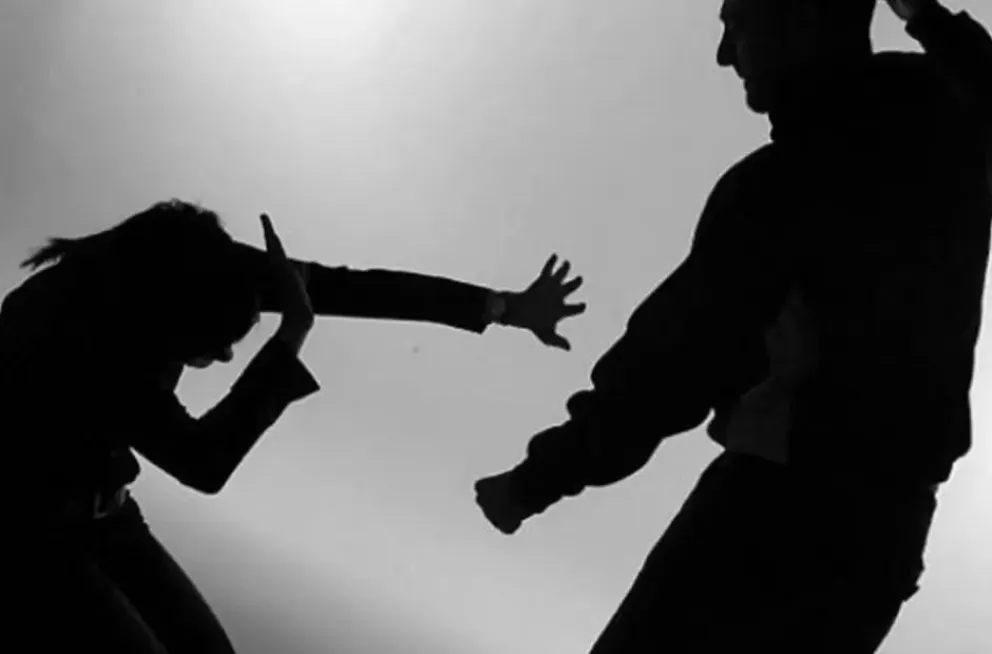 Brutal ataque: un hombre fue detenido por pegarle "cadenazos" a su pareja mientras estaba con su bebé en brazos