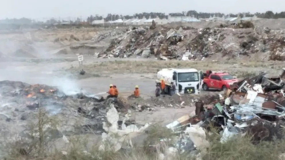Hay caos en la escombrera y una persona fue acuchillada