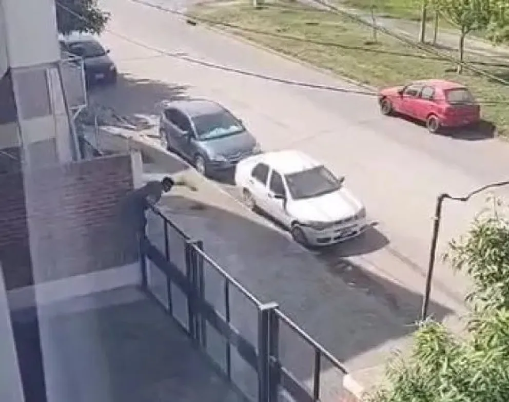 A plena luz del día y ante la vista de todo, intentó robar en un complejo de departamentos en Cipolletti