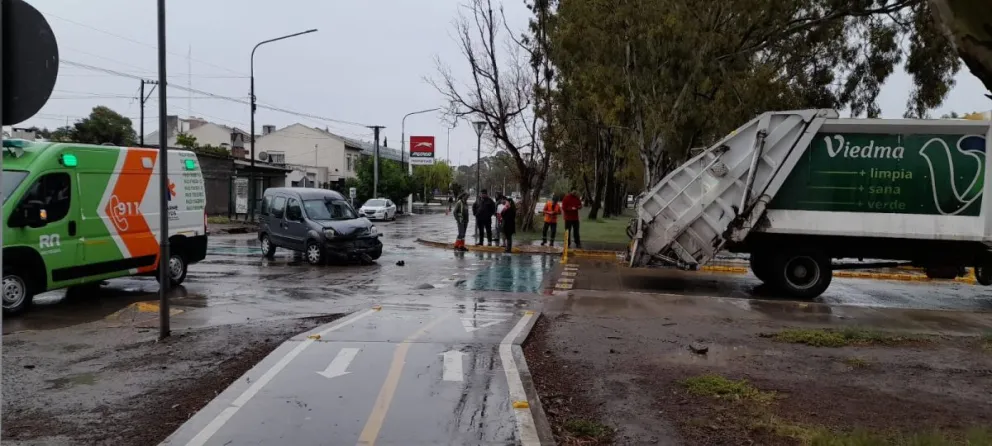 Una camioneta chocó con un camión recolector en un boulevard