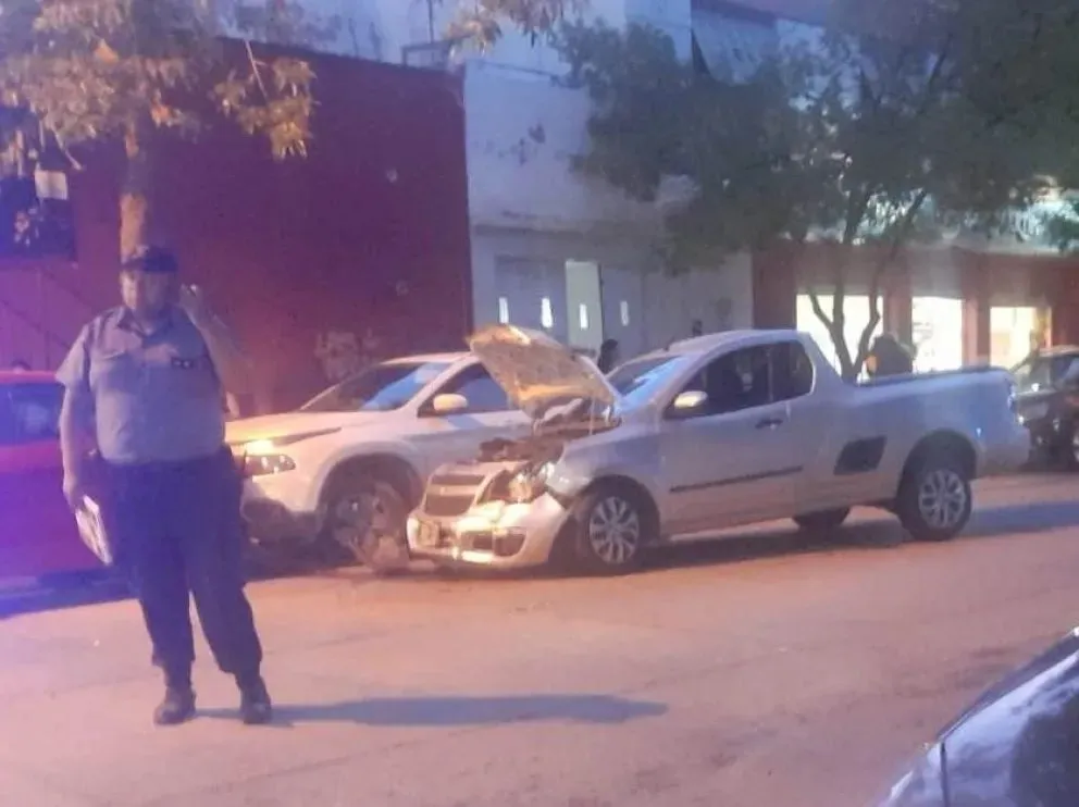 Robó camioneta, arrastró a su dueña varios metros, escapó y terminó chocando otro rodado
