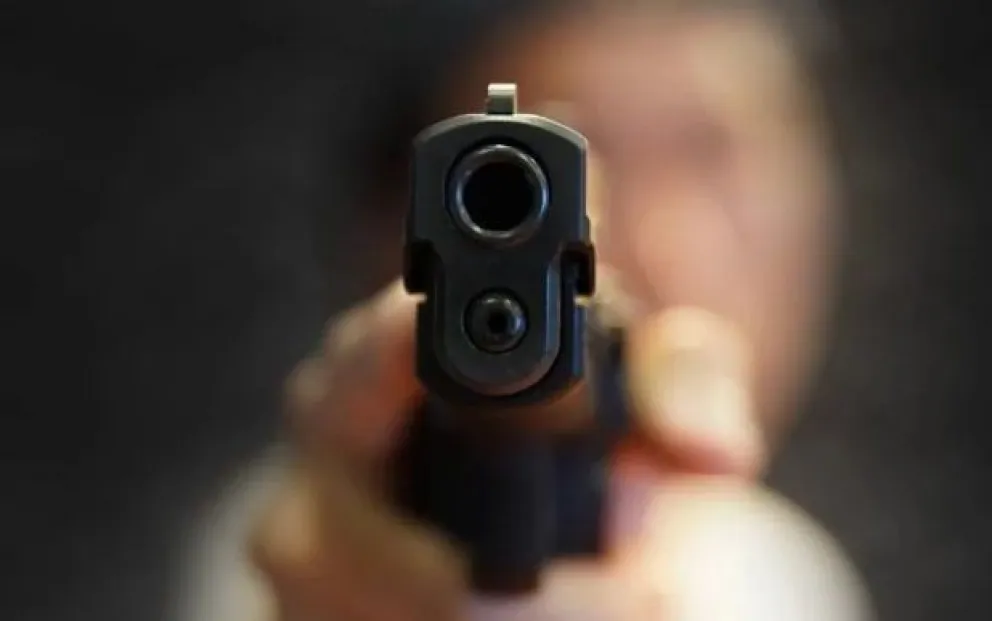 “Este no te golpea más”: tiene 13 años y le disparó a su padre mientras dormía porque maltrataba a su mamá