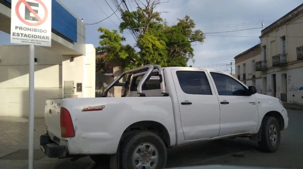 Una camioneta estacionada en un lugar prohibido generó enojos entre los vecinos de Viedma 