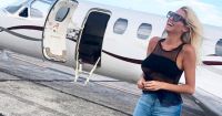 Millonaria multa a Vicky Xipolitakis por pilotear un avión