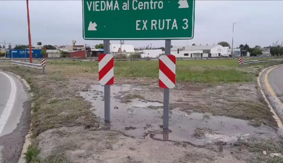 Repusieron un cartel, quebraron un caño y cuando abrieron el grifo se inundó la calle