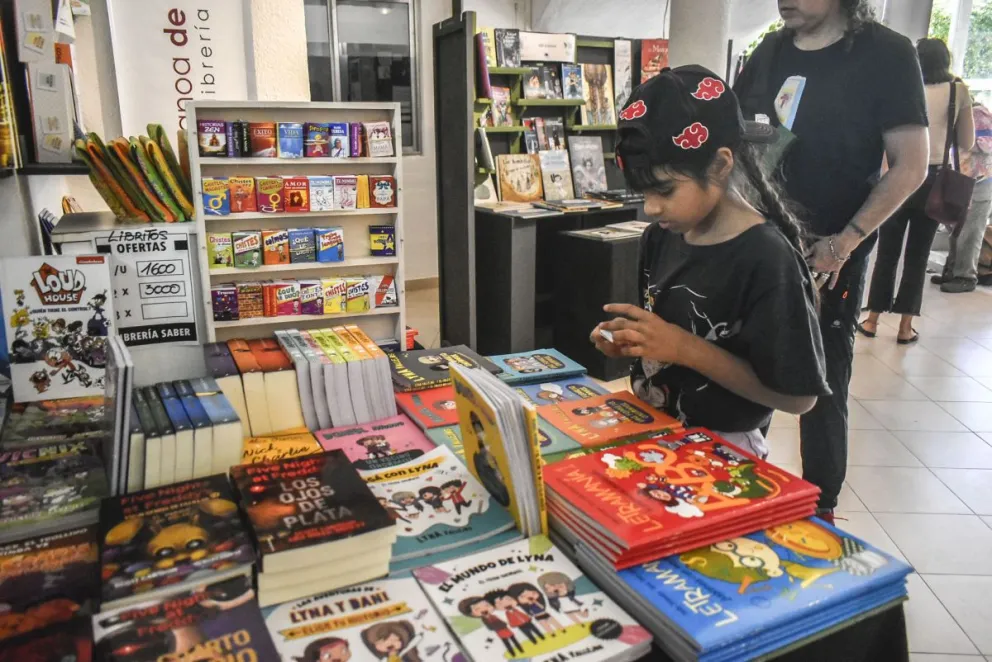 La Feria del Libro, con toda su impronta, deleitó a cientos de vecinos