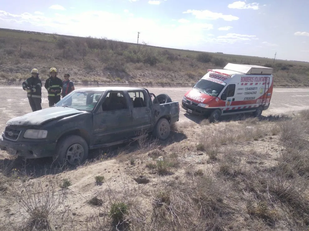 Una familia volcó con su camioneta en un camino rural y un menor fue despedido del habitáculo 