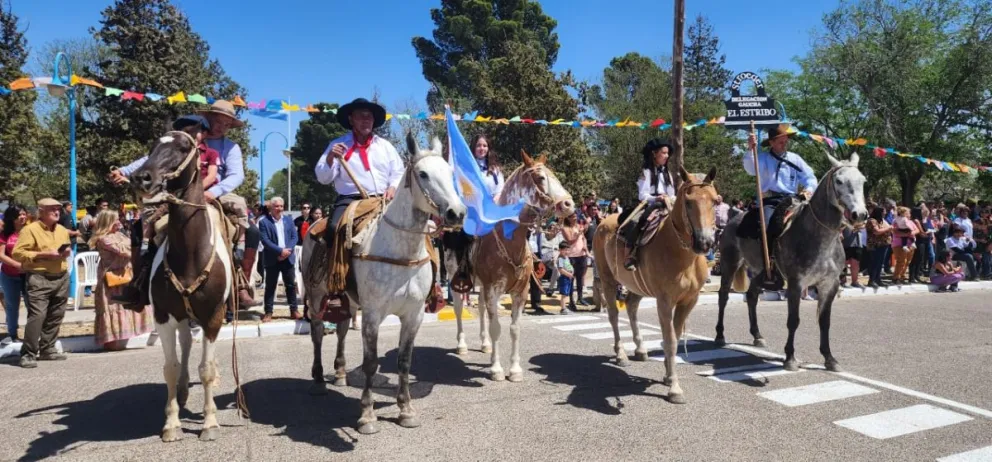 Acto y desfile cívico en el 110° aniversario de la fundación de Stroeder 