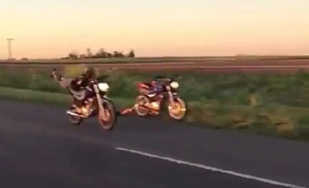 Impactantes imágenes: corrían una picada y atropellaron a un grupo de espectadores