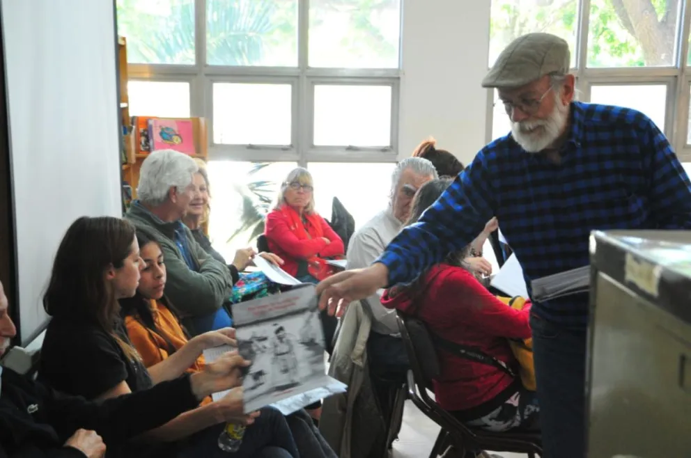 Carlos Espinosa suelta a la lectura un nuevo cuento