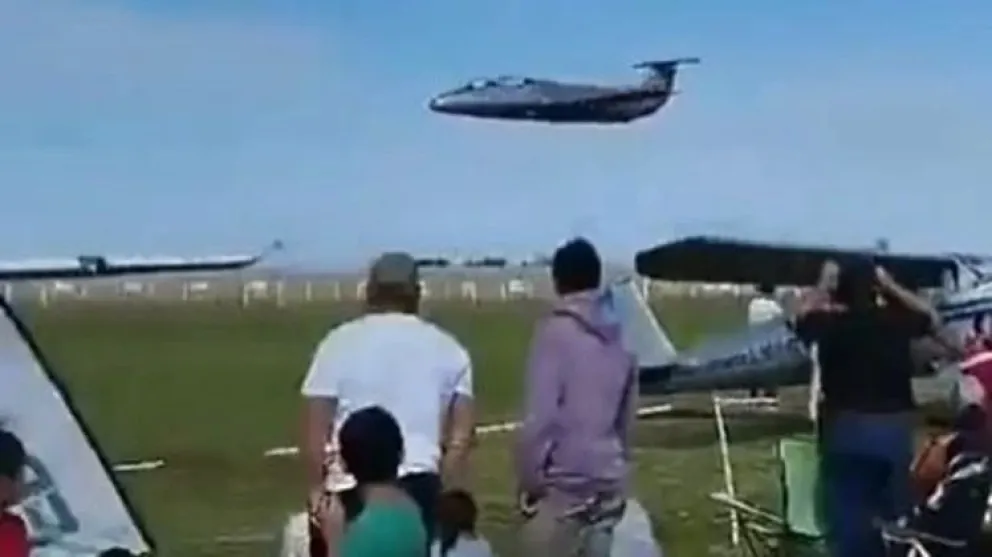 VIDEO: dos personas murieron en un accidente aéreo durante show acrobático