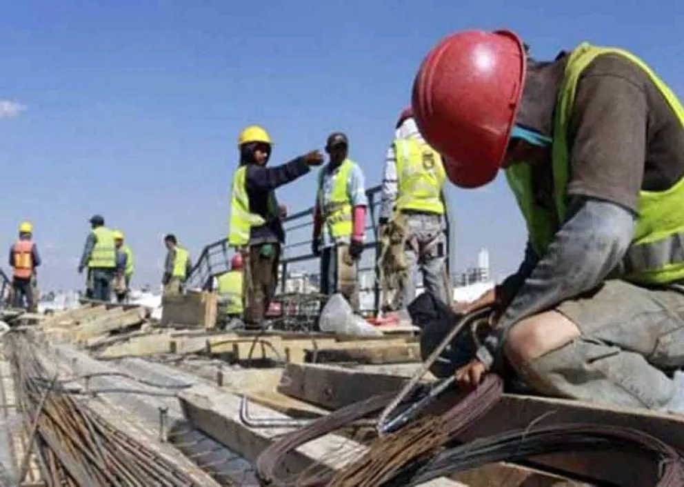 Deberán indemnizar y pagar intereses a un albañil que se lesionó la mano con un escombro