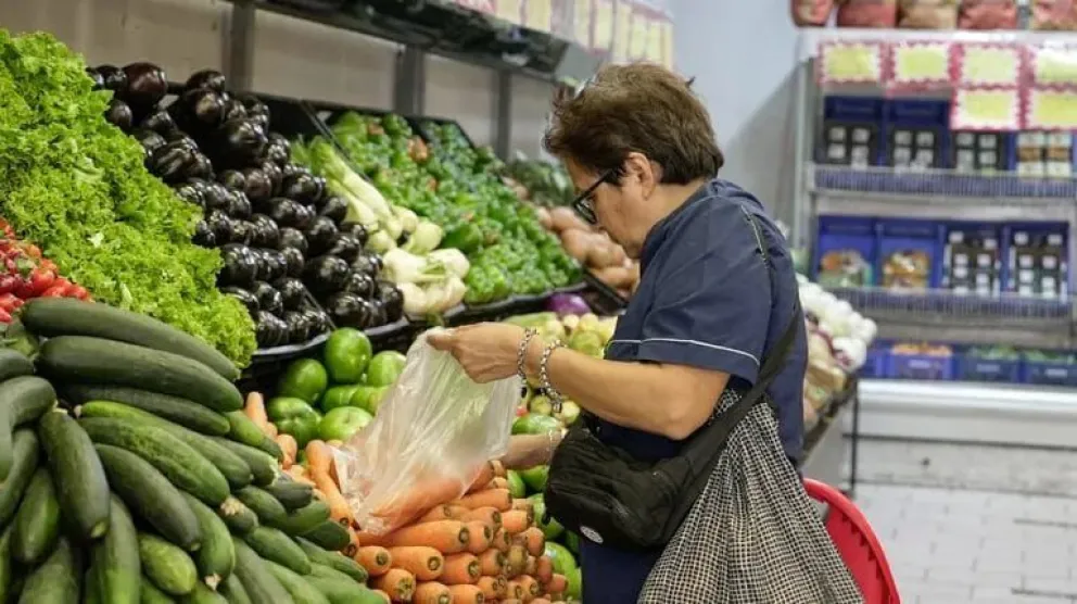 La inflación desaceleró al 8,3% en octubre y acumula 142,7% en el último año