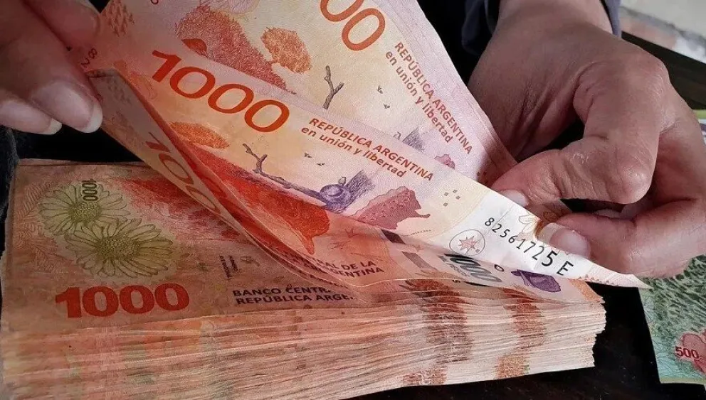 AUH, jubilaciones y más: quiénes cobran el martes 14