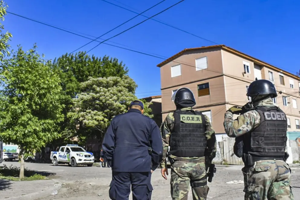 "La madre pide ayuda y la Justicia no colabora": el herido en Las 1016 se puso en los pantalones de la mamá del chico pistolero