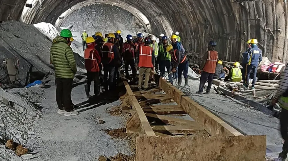 Dramático rescate de 40 trabajadores atrapados tras colapso de un túnel en la India