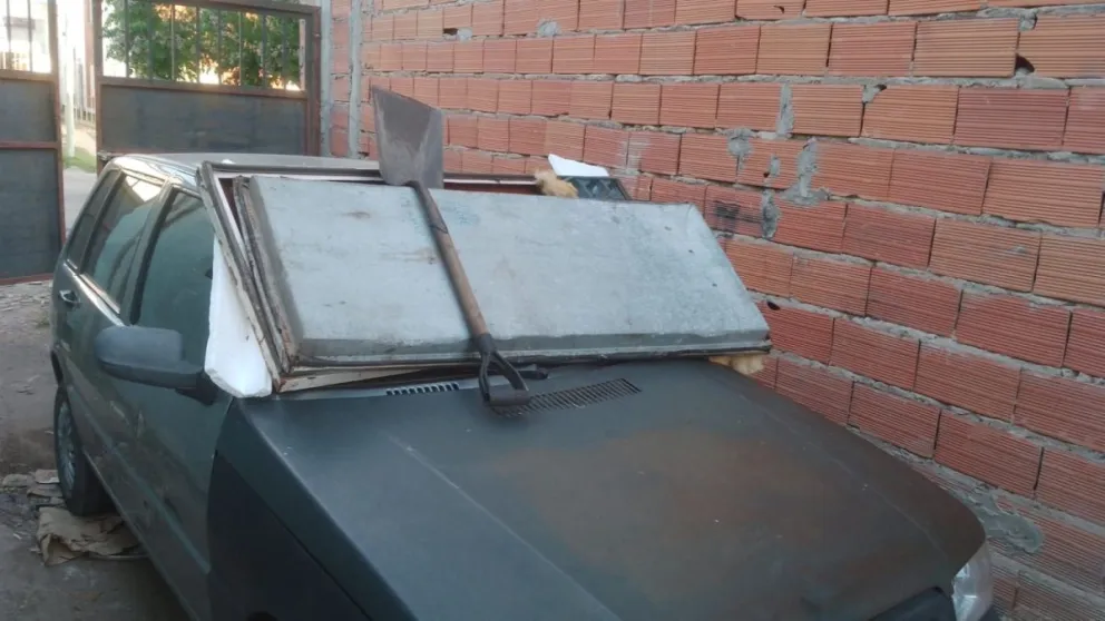 Insólito: a un vecino de Viedma le robaron el parabrisas y tuvo que cubrirlo del rocío con un chapón  