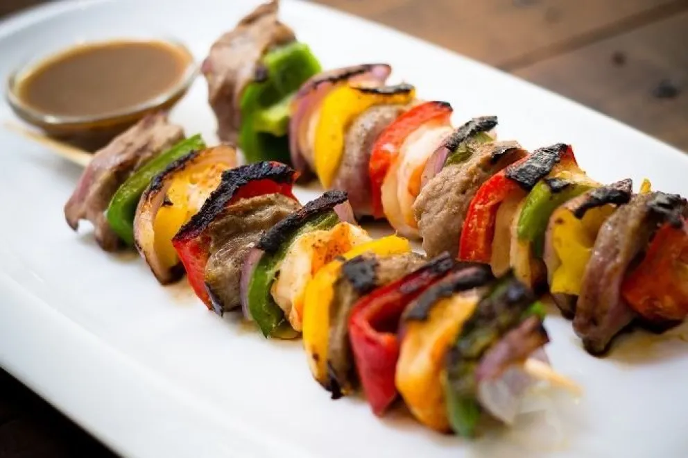 Deliciosas brochettes mixtas con salsa de tomillo y queso 