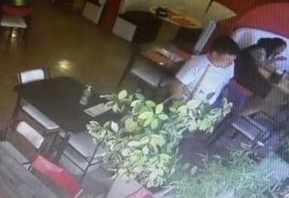 Las imágenes del hombre que cometió dos delitos en Viedma: primero en un restaurante y luego en un kiosco 