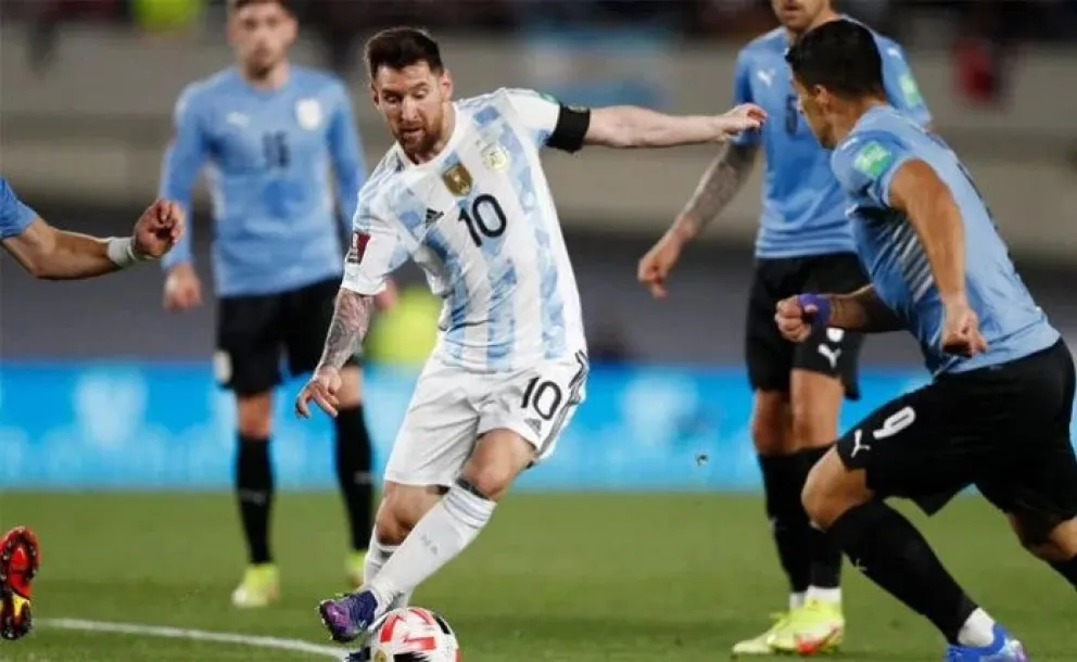 Argentina enfrenta a Uruguay por las Eliminatorias del Mundial 2026: hora y formaciones