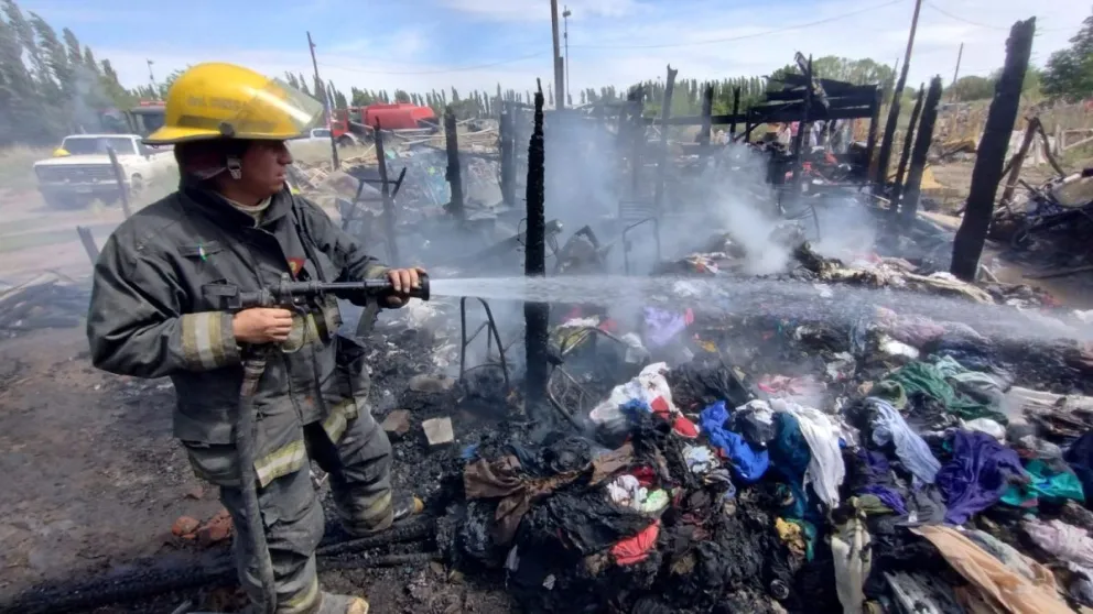 Ardieron casillas y varias familias se quedaron con lo puesto