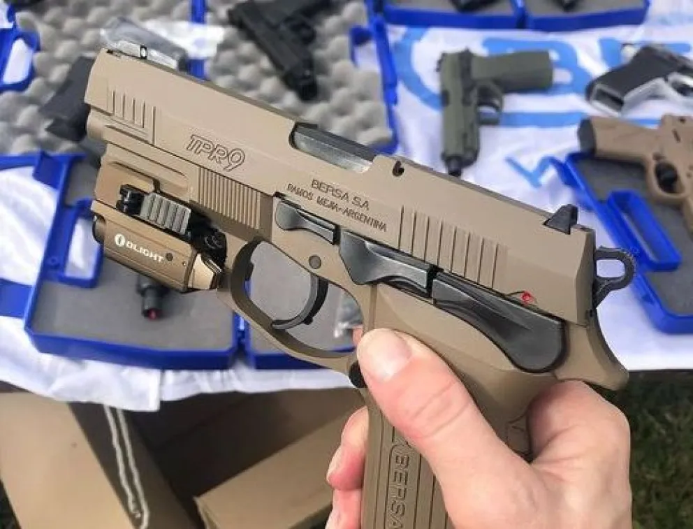 Preocupante robo: sacan un arma de una Hilux y ahora está en la calle