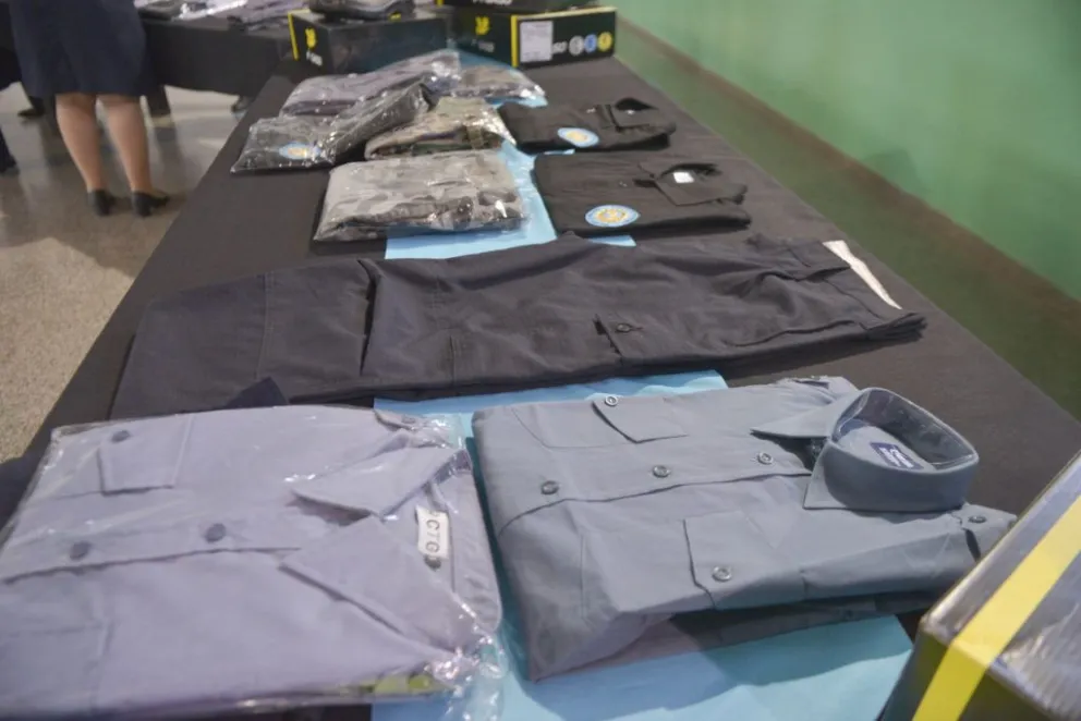 El gobierno rionegrino anunció la entrega de indumentaria a la Policía: denuncian que todavía no les llegó nada