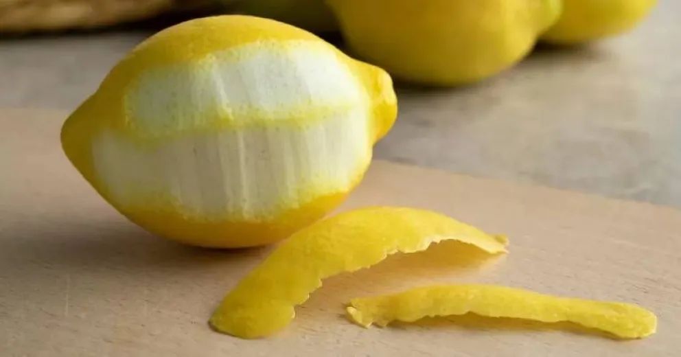 ¡No desperdicies las cáscaras de limón! Aprende a hacer un poderoso limpiador multiusos