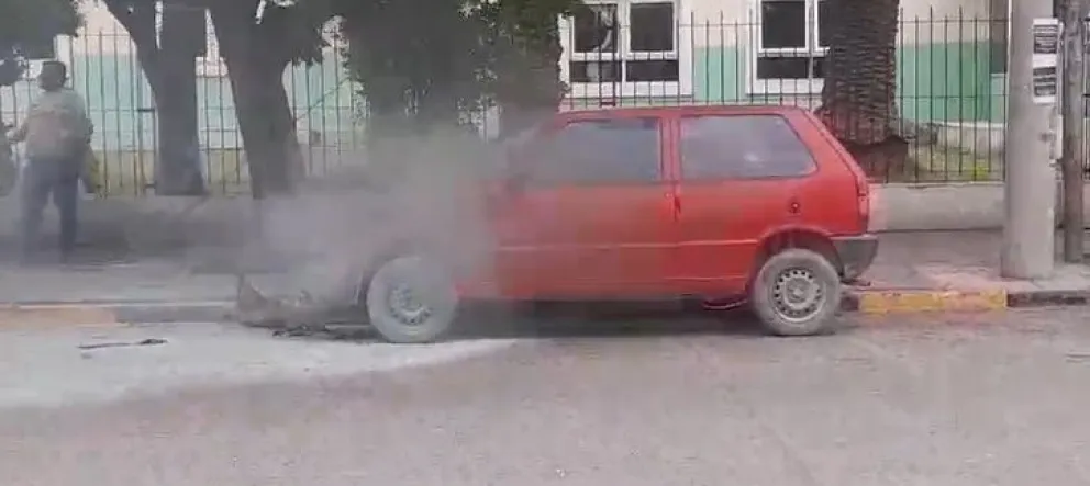 Un auto explotó frente al hospital de Viedma