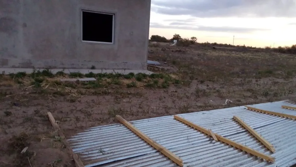 Las fuertes ráfagas de viento provocaron la voladura de techo de un galpón