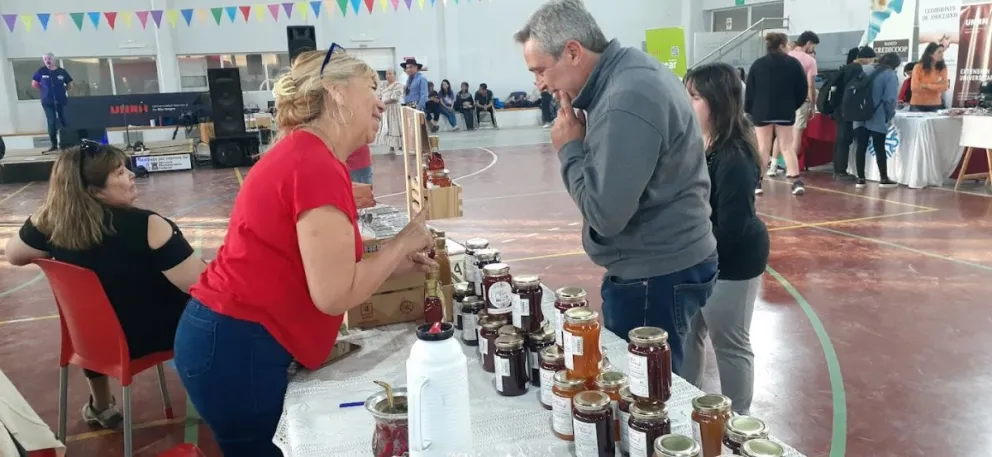 Sabores entrañables y artesanías se reunieron en una feria de la economía solidaria y popular