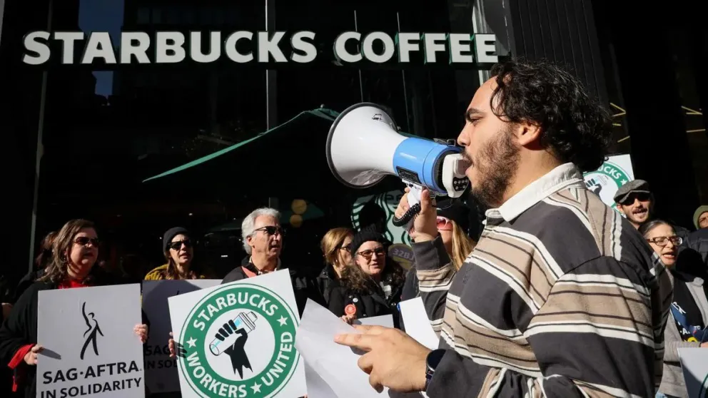 Trabajadores de Starbucks protagonizan huelga en el "día del Vaso Rojo"