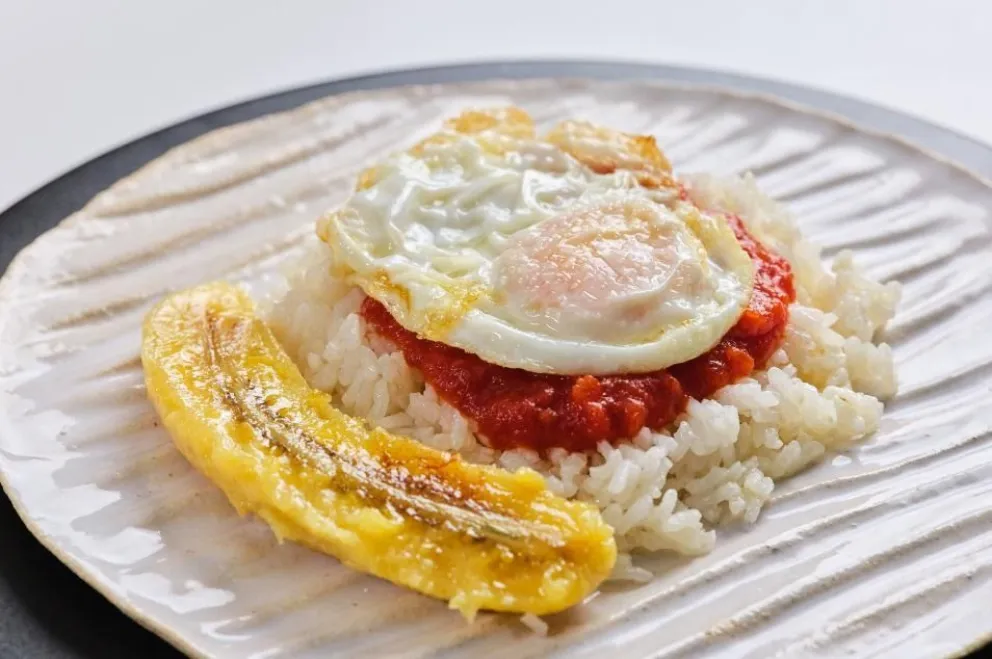 Sorprende con este riquísimo arroz a la cuba ¡en 5 pasos!