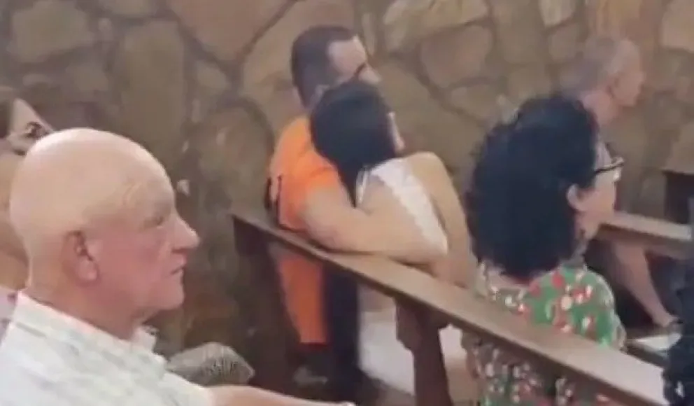 Encontró a su marido con su amante en una iglesia y se pudrió todo 