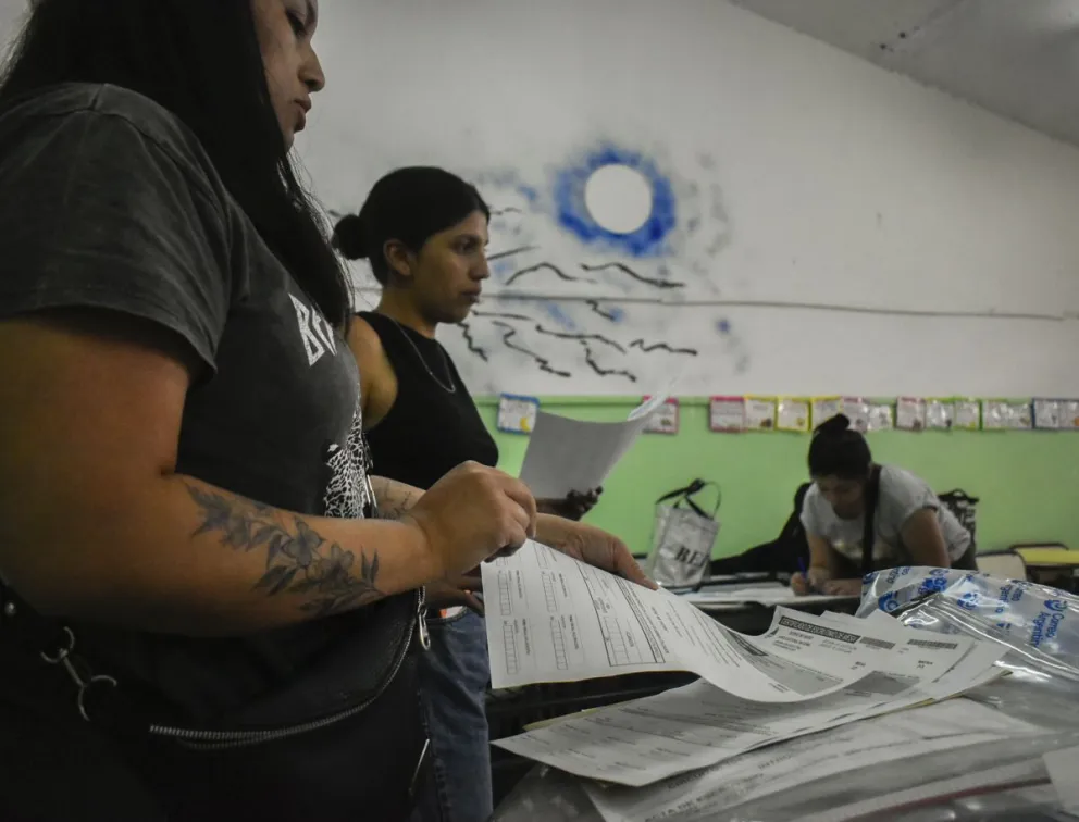 El primer millar de votos favorece a Milei