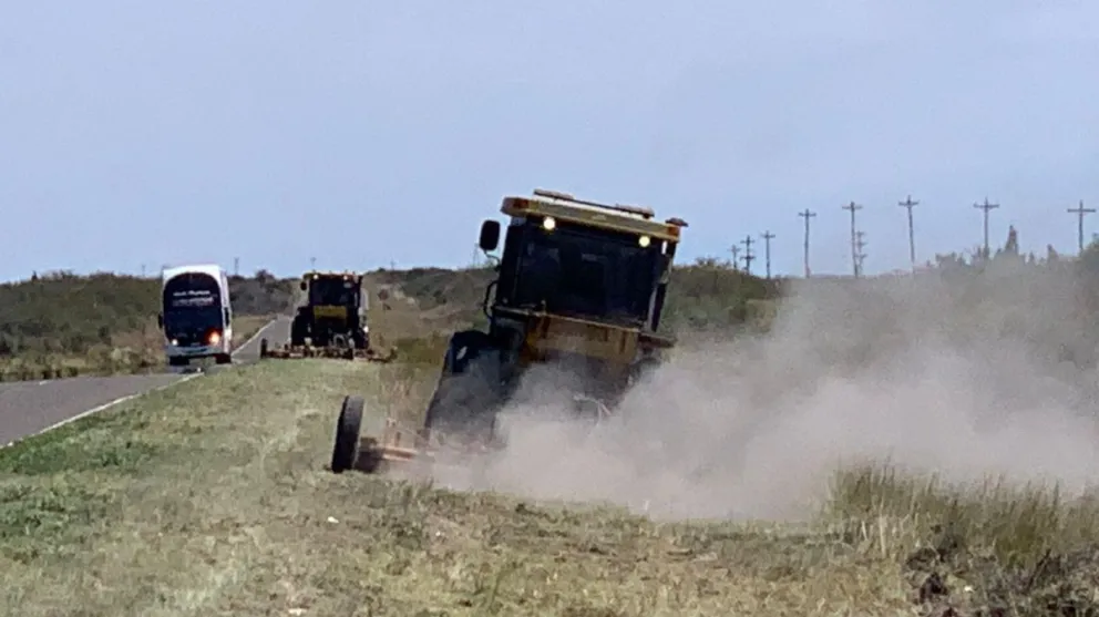 Vialidad Nacional trabaja en el desmalezamiento de banquinas en la ruta 250