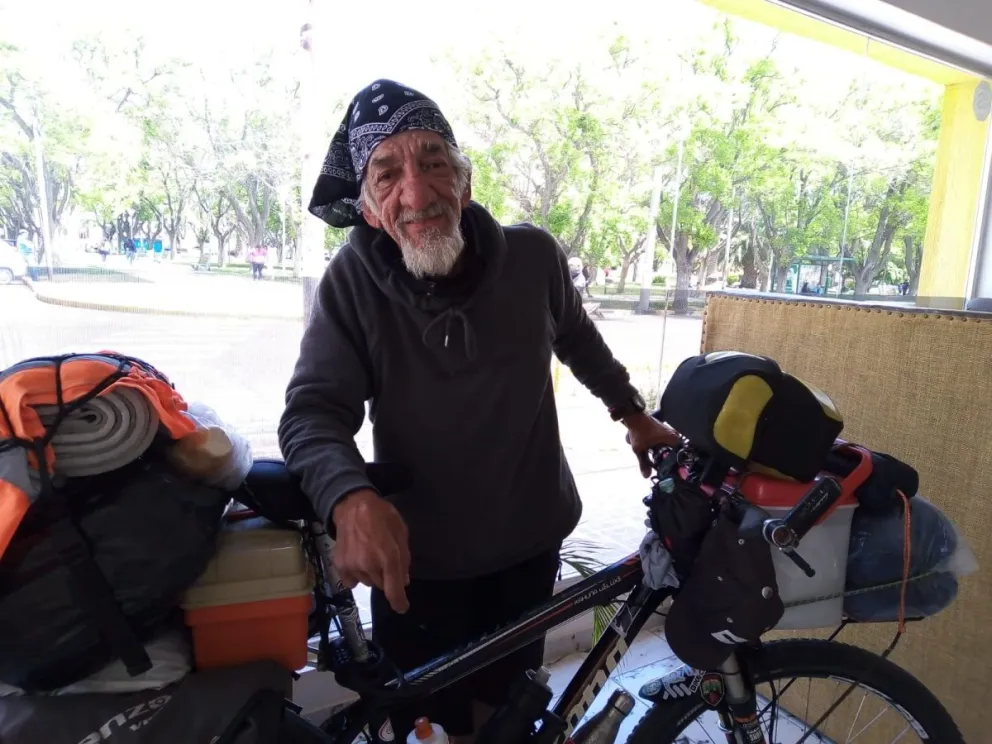 Un colombiano que pasó por Viedma contó cómo es vivir en una bicicleta