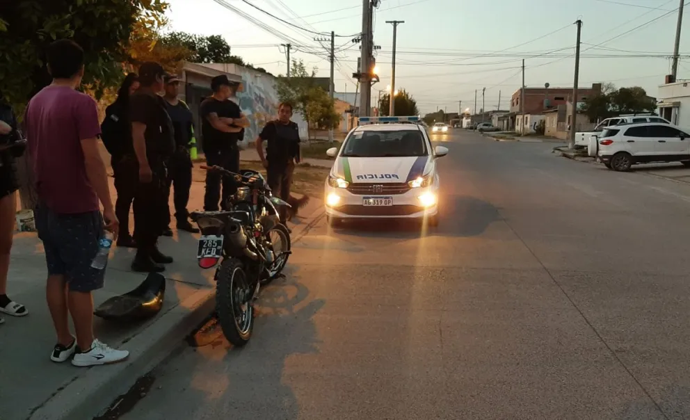 Venía haciendo "willy" con la moto, chocó y está grave