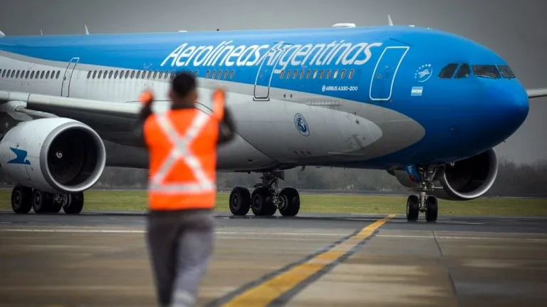 Milei propone cielos abiertos y libre competencia para Aerolíneas Argentinas