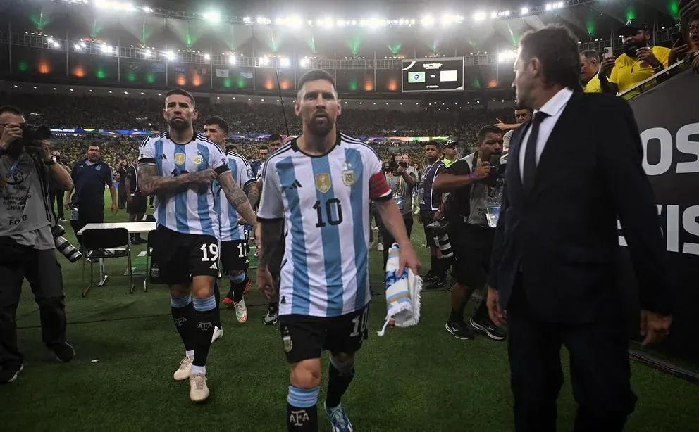 Messi, enojado por la represión policial en el partido contra Brasil: "Otra vez reprimiendo a la gente con palos"