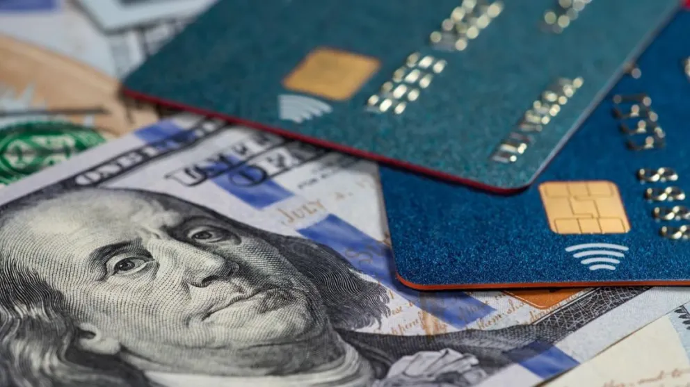 Aumenta el dólar tarjeta: impacto en el turismo y servicios digitales