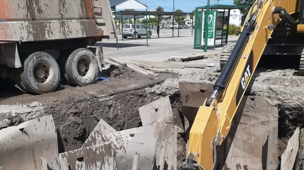 Cortaron el tránsito en la zona de la Feria Municipal, por conexiones cloacales