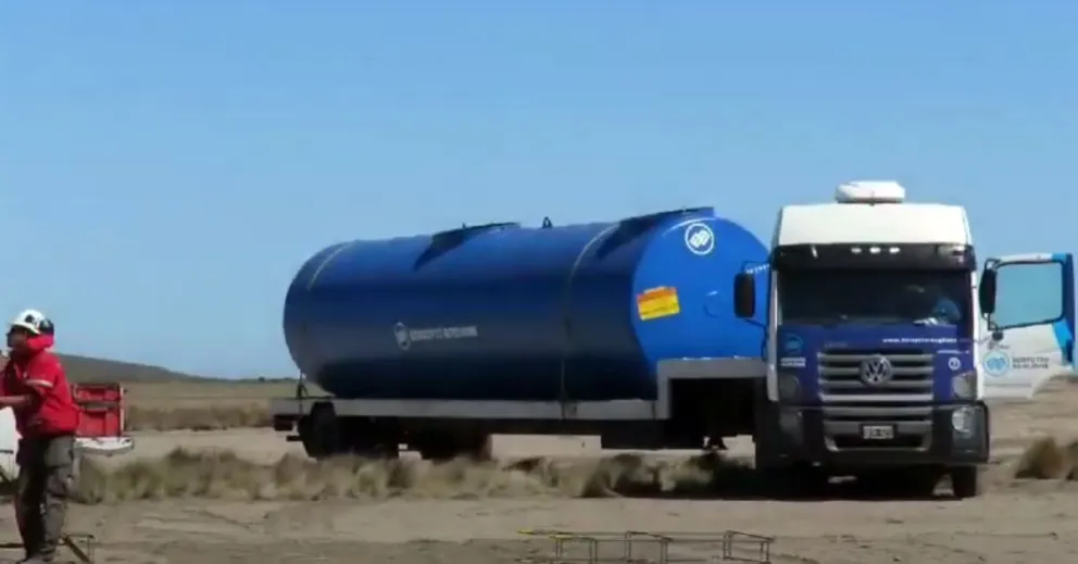 Llegaron los tanques para la estación de servicio de El Cóndor