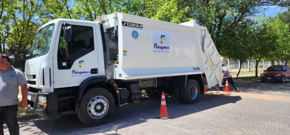 El intendente Zara entregó un camión recolector a la Delegación de Villalonga