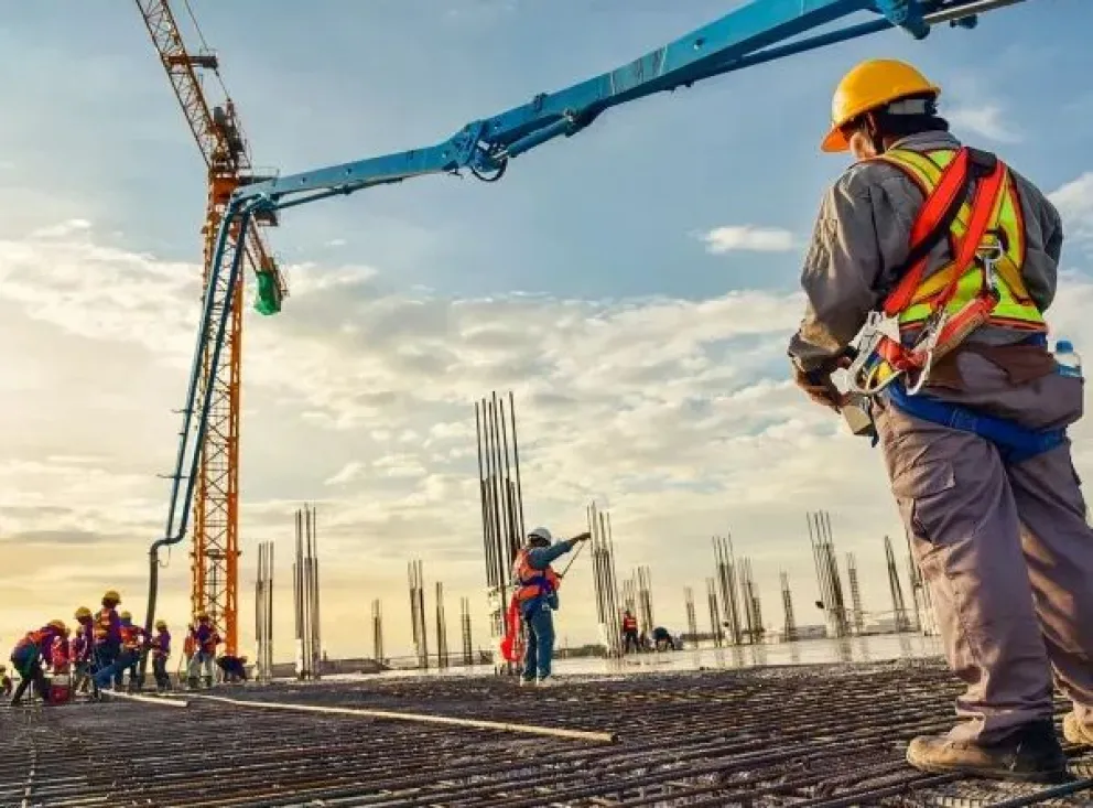 Despidos y crisis en la construcción por la suspensión de la obra pública anunciada por Milei