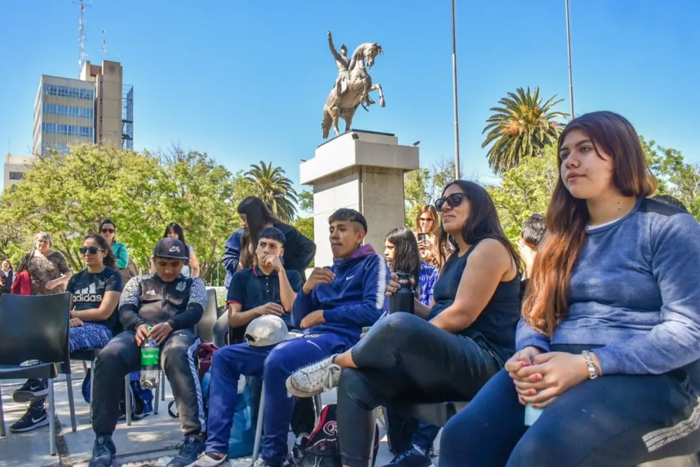 Charla sobre vínculos libres de violencia como previa a la marcha de mañana