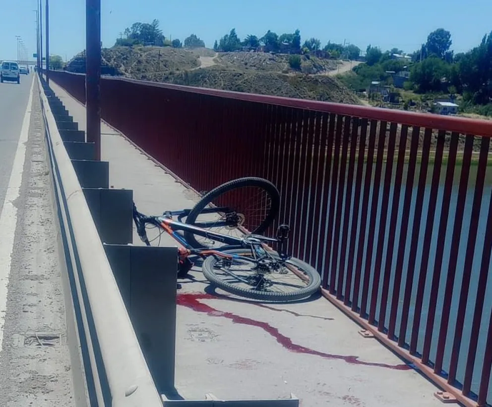 Escalofriante accidente de un ciclista en el puente Villarino