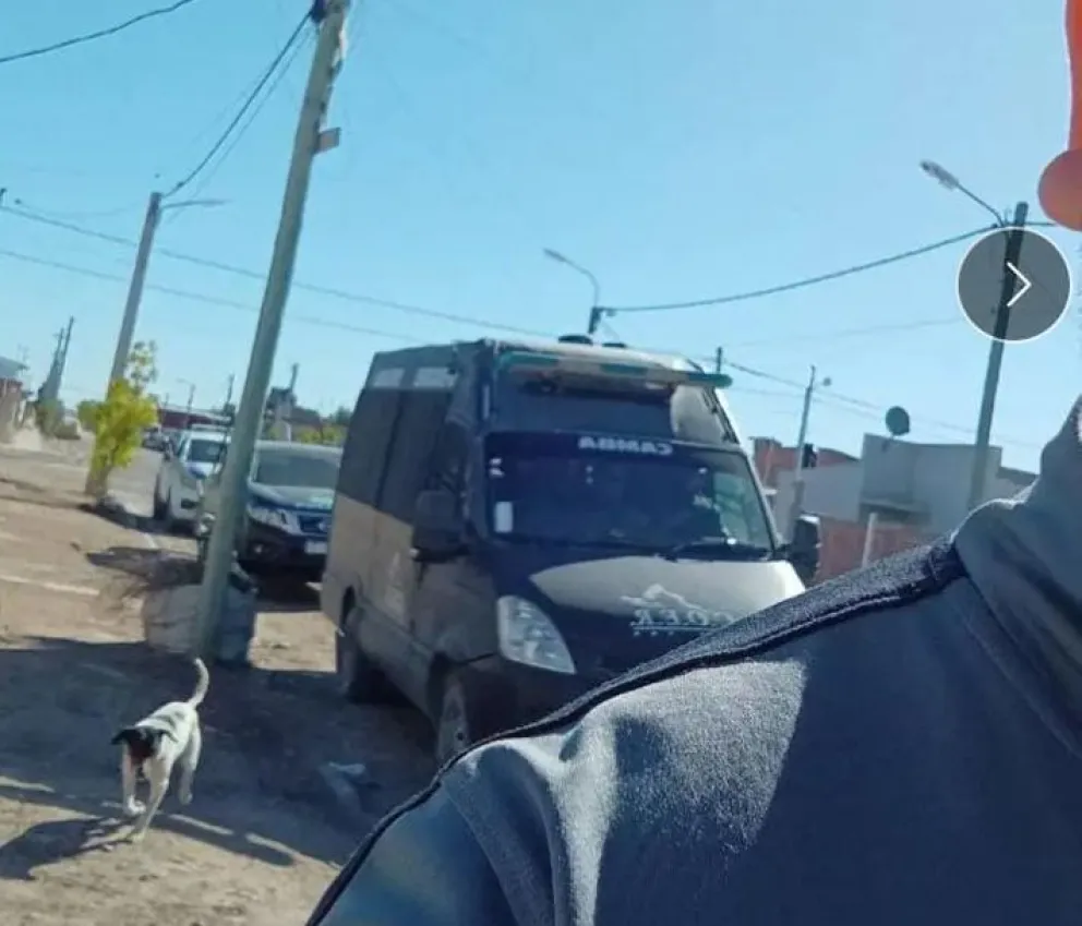 Tirotearon a un automovilista y secuestraron armas