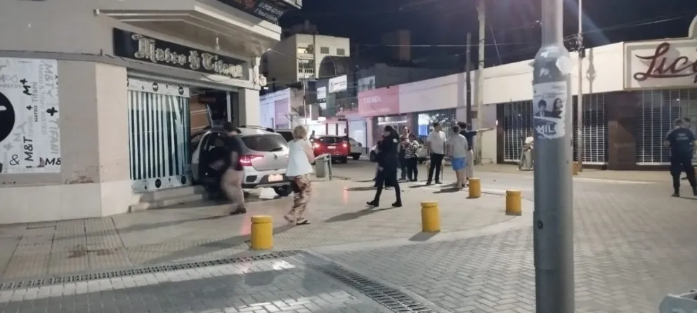 Espectacular video del auto que se incrustó en la tienda Modas Mateo